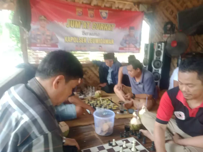 Keterangan poto : Kapolsek Leuwidamar Ikuti Lomba Catur usai gelar Jum'at Curhat pada   10/11/2023