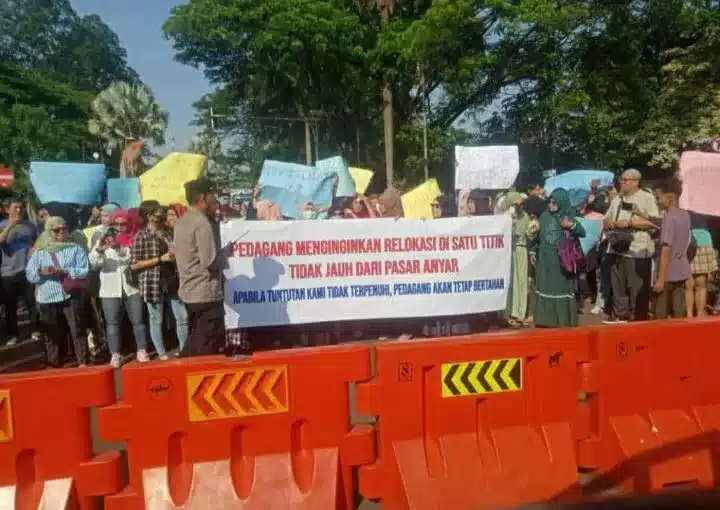 Belum Sepakat Direlokasi, Pedagang Pasar Anyar Geruduk Kantor Walikota I Teras Media