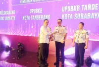 Serah Terima Penghargaan oleh dirjen perhubungan darat kepada kepala dishub kota tangerang