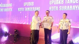 Serah Terima Penghargaan oleh dirjen perhubungan darat kepada kepala dishub kota tangerang