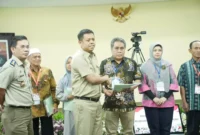 Keterangan foto : Penyerahan dan Peluncuran Sertifikat Tanah Elektronik untuk Masyarakat, (Selasa, 5/12/2023)