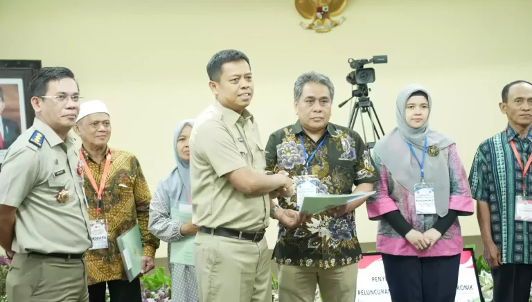 Penyerahan dan Peluncuran Sertifikat Tanah Elektronik untuk Masyarakat Penyerahan dan Peluncuran Sertifikat Tanah Elektronik untuk Masyarakat