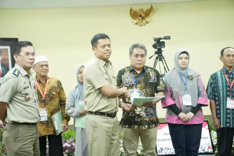 Keterangan foto : Penyerahan dan Peluncuran Sertifikat Tanah Elektronik untuk Masyarakat, (Selasa, 5/12/2023) 