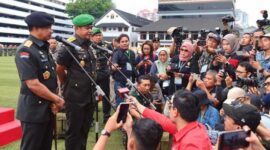 Keterangan foto : TNI AD menggelar upacara Serah Terima Jabatan (Sertijab) Kepala Staf Angkatan Darat (Kasad) dari Jenderal TNI Agus Subiyanto yang kini menjabat sebagai Panglima TNI, kepada Jenderal TNI Maruli Simanjuntak, Sabtu (2/12/2023)