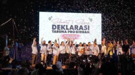 Keterangan foto : Ketua Umum PNKT Didik Mukrianto saat meresmikan relawan Taruna Pro Gibran. Peresmian digelar di Pantai Losari, Kota Makassar, Sulawesi Selatan (Sulsel), Kamis (30/11/2023)