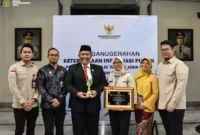 Keterangan foto : Kepala Kantor Wilayah (Kanwil) Kementerian Hukum dan Hak Asasi Manusia (Kemenkumham) Jawa Barat, R. Andika Dwi Prasetya, bersama Kepala Divisi Administrasi Kemenkumham (Kadivmin), Itun Wardatul Hamro, menerima penghargaan Keterbukaan Informasi Publik di aula Barat Gedung Sate Bandung pada Kamis, 30 November 2023.