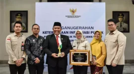 Keterangan foto : Kepala Kantor Wilayah (Kanwil) Kementerian Hukum dan Hak Asasi Manusia (Kemenkumham) Jawa Barat, R. Andika Dwi Prasetya, bersama Kepala Divisi Administrasi Kemenkumham (Kadivmin), Itun Wardatul Hamro, menerima penghargaan Keterbukaan Informasi Publik di aula Barat Gedung Sate Bandung pada Kamis, 30 November 2023.