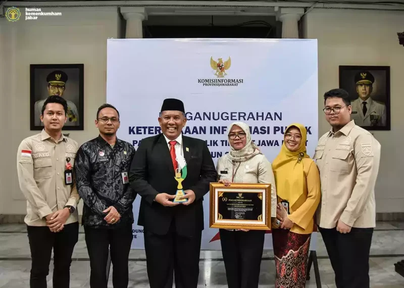 Keterangan foto : Kepala Kantor Wilayah (Kanwil) Kementerian Hukum dan Hak Asasi Manusia (Kemenkumham) Jawa Barat, R. Andika Dwi Prasetya, bersama Kepala Divisi Administrasi Kemenkumham (Kadivmin), Itun Wardatul Hamro, menerima penghargaan Keterbukaan Informasi Publik di aula Barat Gedung Sate Bandung pada Kamis, 30 November 2023.