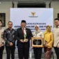 Keterangan foto : Kepala Kantor Wilayah (Kanwil) Kementerian Hukum dan Hak Asasi Manusia (Kemenkumham) Jawa Barat, R. Andika Dwi Prasetya, bersama Kepala Divisi Administrasi Kemenkumham (Kadivmin), Itun Wardatul Hamro, menerima penghargaan Keterbukaan Informasi Publik di aula Barat Gedung Sate Bandung pada Kamis, 30 November 2023.