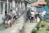 Keterangan foto : Kalapas Cirebon Berikan Arahan Terkait Kebersihan Area Blok Kamar Hunia Warga binaan, (Jum'at, 1/12/2023)