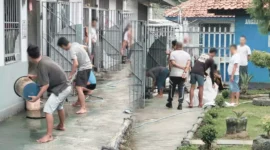 Keterangan foto : Kalapas Cirebon Berikan Arahan Terkait Kebersihan Area Blok Kamar Hunia Warga binaan, (Jum'at, 1/12/2023) 
