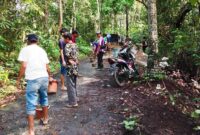 Keterangan foto : Pulunan Warga Pasir Pogor perbaiki jalan poros Desa, Minggu (3/12/2023)