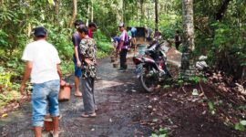 Keterangan foto : Pulunan Warga Pasir Pogor perbaiki jalan poros Desa, Minggu (3/12/2023)