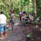 Keterangan foto : Pulunan Warga Pasir Pogor perbaiki jalan poros Desa, Minggu (3/12/2023)
