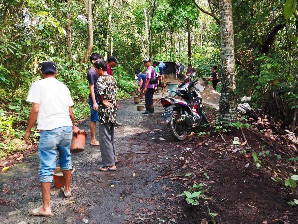 Kerap Makan Korban, Warga Tambakbaya Perbaiki Jalan Poros Desa Secara Swadaya I Teras Media