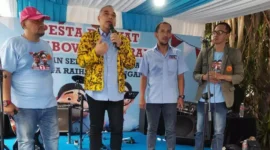 Keterangan foto : Sekitar 2000 massa Relawan Prabowo Subianto dan Gibran Rakabuming Raka memenuhi seluruh sudut dan area Rumah Pemenangan Prabowo – Gibran Jl. Imam Bonjol Nomor 25, Menteng, Jakarta Pusat, Minggu (3/12/2023)