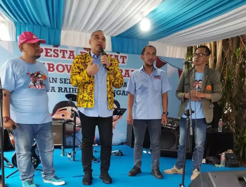 Keterangan foto : Sekitar 2000 massa Relawan Prabowo Subianto dan Gibran Rakabuming Raka memenuhi seluruh sudut dan area Rumah Pemenangan Prabowo – Gibran Jl. Imam Bonjol Nomor 25, Menteng, Jakarta Pusat, Minggu (3/12/2023)