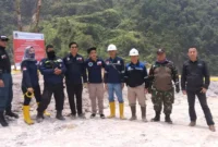 Keterangan foto : penyegelan atau pemberhentian operasional aktivitas pertambangan emas diiduga oleh PT Samudra Banten Jaya (PT SBJ) di Desa Warung Banten, Kecamatan Cibeber, Kabupaten Lebak, Senin (4/12/2023)