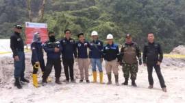 Keterangan foto : penyegelan atau pemberhentian operasional aktivitas pertambangan emas diiduga oleh PT Samudra Banten Jaya (PT SBJ) di Desa Warung Banten, Kecamatan Cibeber, Kabupaten Lebak, Senin (4/12/2023)