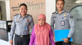 Keterangan foto : Lapas Cirebon Sambut Baik Ibu Dr.Murtini, Sosok Tunanetra Yang Melakukan Perjalanan Rekor MURI, (Selasa, 5/12/2023) 
