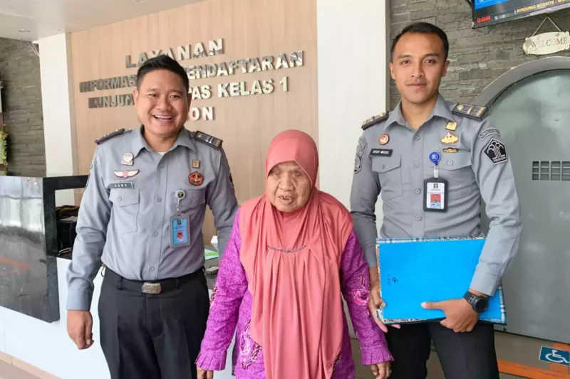 Keterangan foto : Lapas Cirebon Sambut Baik Ibu Dr.Murtini, Sosok Tunanetra Yang Melakukan Perjalanan Rekor MURI, (Selasa, 5/12/2023) 