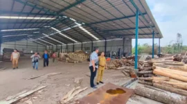 Keterangan foto :  Dinas Lingkungan Hidup (LH) Kabupaten Lebak melakukan Inspeksi Mendadak (Sidak) ke CV  Sinar Karason Jaya, Jumat (8/12/2023)
