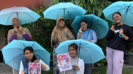 Keterangan foto : Barisan Relawan Jokowi Presiden (Bara JP) Provinsi Banten melakukan aksi nyata dengan menyambangi emak-emak di tiga titik. Adapun untuk ketiga titik tersebut yaitu, Kota Serang, Kabupaten Serang dan Kota Cilegon, Senin (11/12/2023)