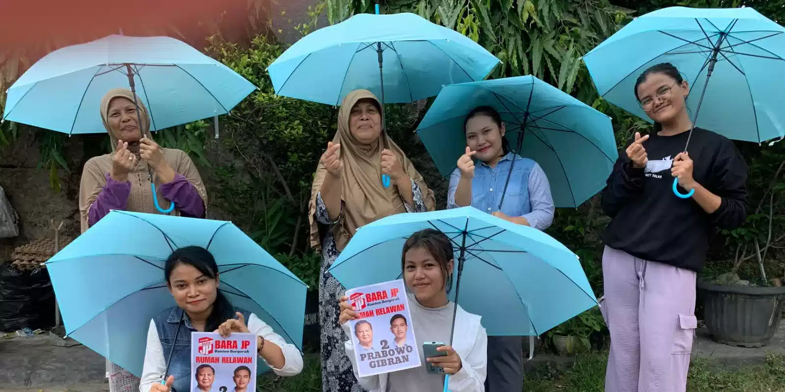 Demi Gemoy, Bara JP Banten Gaet Emak Emak Lewat 300 Payung Biru