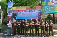 Keteangan foto : Kepala Kejaksaan Negeri Kota Malang, Rudy H. Manurung melalui Kepala Seksi Intelijen Eko Budisusanto, menyampaikan bahwa Kejaksaan Negeri Kota Malang melaksanakan apel pagi yang sekaligus memperingati Hari Anti Korupsi Sedunia tahun 2023.