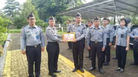 Keterangan foto : Kepala Bapas Subang Tendi Kustendi Serahkan Piagam Pegawai Teladan Tahun 2023,(Selasa, 12/12/2023) 