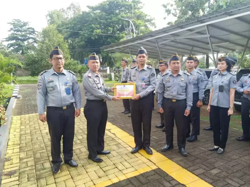 Keterangan foto : Kepala Bapas Subang Tendi Kustendi Serahkan Piagam Pegawai Teladan Tahun 2023,(Selasa, 12/12/2023) 