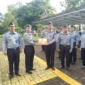 Keterangan foto : Kepala Bapas Subang Tendi Kustendi Serahkan Piagam Pegawai Teladan Tahun 2023,(Selasa, 12/12/2023) 