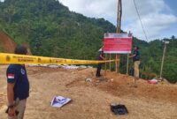 Keterangan foto : garis police line pelarangan tambang emas PT Samudra Banten Jaya (PT SBJ) di Kampung Cikoneng, Desa Warung Banten, Kecamatan Ciibeber, Kabupaten Lebak, Rabu (13/12/2023)