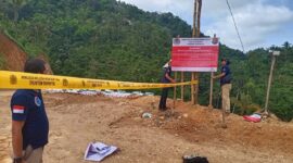 Keterangan foto : garis police line pelarangan tambang emas PT Samudra Banten Jaya (PT SBJ) di Kampung Cikoneng, Desa Warung Banten, Kecamatan Ciibeber, Kabupaten Lebak, Rabu (13/12/2023)