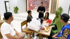 Keterangan foto : Pegawai Lapas Cirebon Sosialisasilan Anti Gratifikasi dan Pungli Kepada Para Pengunjung, (Kamis, 14/12/2023) 