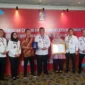 Keterangan foto : Menkumham RI Yasonna Laoly Serahkan penghargaan terbaik peringkat 1 Nasional Indeks Reformasi Hukum (IRH) Kepada Pemerintah Provinsi Jawa Barat, (Kamis, 14/12/2023) 
