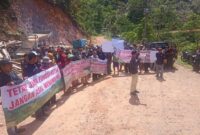 Keterangan foto : Ratusan Warga Lebak Selatan melakukan aksi dengan menolak adanya aktifitas pertambangan emas milik PT Samudra Banten Jaya (SBJ), Kamis (14/12/2023)