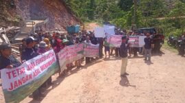 Keterangan foto : Ratusan Warga Lebak Selatan melakukan aksi dengan menolak adanya aktifitas pertambangan emas milik PT Samudra Banten Jaya (SBJ), Kamis (14/12/2023)