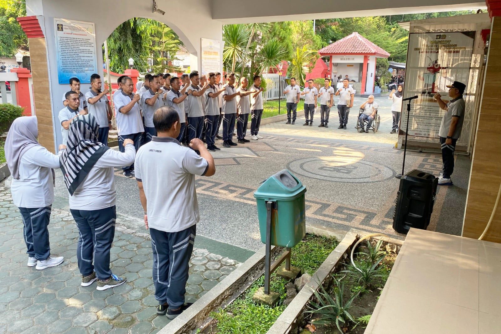 Lapas Cirebon Berikan Penghargaan Kepada Pegawai Teladan Periode Bulan Oktober-Desember 2023 1 Lapas Cirebon Berikan Penghargaan Kepada Pegawai Teladan Periode Bulan Oktober-Desember 2023 I Teras Media