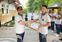 Keterangan foto : Kalapas Cirebon Yan Rusmanto serahkan Piagam Penghargaan pegawai teladan tahun 2023,(Jumat, 15/12/2023)