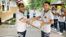 Keterangan foto : Kalapas Cirebon Yan Rusmanto serahkan Piagam Penghargaan pegawai teladan tahun 2023,(Jumat, 15/12/2023) 
