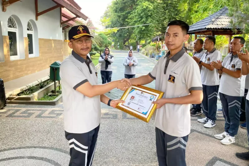 Keterangan foto : Kalapas Cirebon Yan Rusmanto serahkan Piagam Penghargaan pegawai teladan tahun 2023,(Jumat, 15/12/2023) 