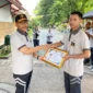 Keterangan foto : Kalapas Cirebon Yan Rusmanto serahkan Piagam Penghargaan pegawai teladan tahun 2023,(Jumat, 15/12/2023) 