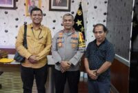 Keterangan foto : Ketua Bara JP Banten menggunakan kemeja kuning, Jupentri Nainggolan, Senin (18/12/2023)