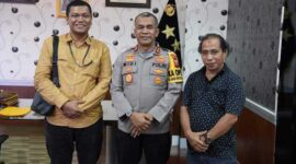 Keterangan foto : Ketua Bara JP Banten menggunakan kemeja kuning, Jupentri Nainggolan, Senin (18/12/2023)
