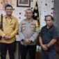 Keterangan foto : Ketua Bara JP Banten menggunakan kemeja kuning, Jupentri Nainggolan, Senin (18/12/2023)