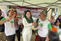 Keterangan foto : Camellia Panduwinata, dalam kerjasama dengan DPP HKTI, Kwarnas Pramuka, dan PT. Charoen Phokpand. Turut serta dalam pembagian telur dan susu di 12 titik, Senin (19/12/2023)