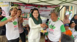 Keterangan foto : Camellia Panduwinata, dalam kerjasama dengan DPP HKTI, Kwarnas Pramuka, dan PT. Charoen Phokpand. Turut serta dalam pembagian telur dan susu di 12 titik, Senin (19/12/2023)