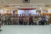Keterangan foto : Kepala Perwakilan Ombudsman RI Perwakilan Jakarta Raya, Dedy Irsan bersama Kepala Ombudsman RI Perwakilan Provinsi Jawa Barat, Dan Satriana menyerahkan hasil penilaian kepatuhan standar pelayanan publik tahun 2023, Rabu (20/12/2023)