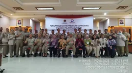Keterangan foto : Kepala Perwakilan Ombudsman RI Perwakilan Jakarta Raya, Dedy Irsan bersama Kepala Ombudsman RI Perwakilan Provinsi Jawa Barat, Dan Satriana menyerahkan hasil penilaian kepatuhan standar pelayanan publik tahun 2023, Rabu (20/12/2023)